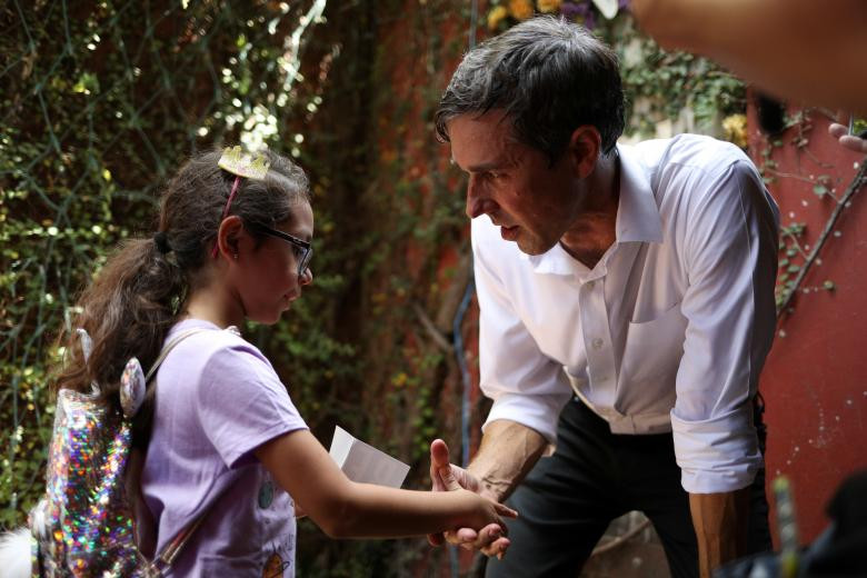 Hạ nghị sĩ Robert Francis "Beto" O'Rourke bắt tay bé Laila Lopez 8 tuổi trong chiến dịch vận động tranh cử vào Thượng viện ở McAllen, bang Texas, ngày 18/8/2018.