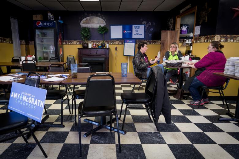 Các nhân viên của một quán cà phê trò chuyện cùng ứng viên Dân chủ chạy đua vào Quốc hội Mỹ, Amy McGrath (trái), tại điểm dừng chân ở Campton, bang Kentucky, ngày 19/1/2018.