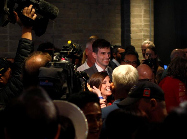 Hạ nghị sĩ Martha McSally chào đón những người ủng hộ tại Tempe, bang Arizona, ngày 28/8/2018.