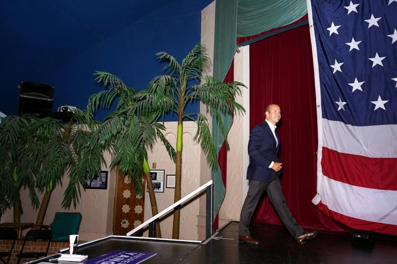 Hạ nghị sĩ John Delaney bước lên sân khấu phát biểu tại sự kiện ở Clear Lake, bang Iowa, ngày 10/8/2018.