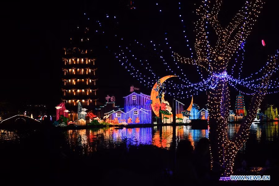 Những chiếc đèn lồng rực rỡ sắc màu giữa đêm tối tại thị trấn cổ Chu Trang ở Côn Sơn hôm 19/9.