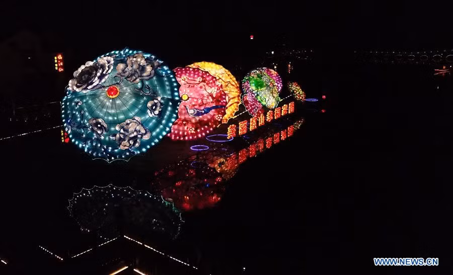 Theo Tân Hoa Xã, một hội chợ đèn lồng đã được tổ chức từ ngày 19/9 tại thị trấn Chu Trang, Côn Sơn, tỉnh Giang Tô, để chào đón Tết Trung thu. (Nguồn ảnh: THX)