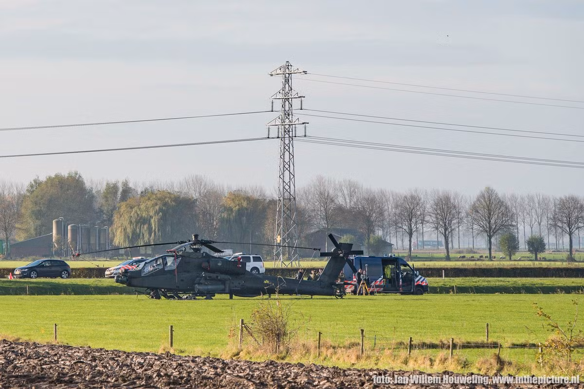 Sieu truc thang tan cong AH-64A Apache bi "tom gon" boi day dien