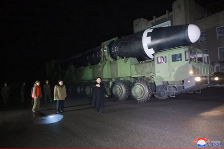 Đích thân Chủ tịch Kim Jung Un hướng dẫn đưa tổ hợp phóng di động Hwasong-15 ra bãi phóng ở vùng lân cận Pyongsong, tỉnh Nam Pyongan rạng sáng 29/11. Nguồn ảnh: Rodong Sinmun.