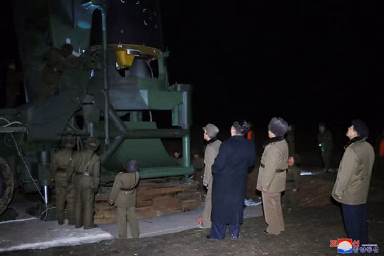 Dựa trên các dữ liệu có mà Mỹ, Hàn Quốc và Nhật Bản thu được, tầm bắn của Hwasong-15 ước tính có thể đạt tới 13.000km đủ khả năng bay tới toàn bộ vùng bờ tây nước Mỹ và vùng biển Thái Bình Dương. Nguồn ảnh: Rodong Sinmun.