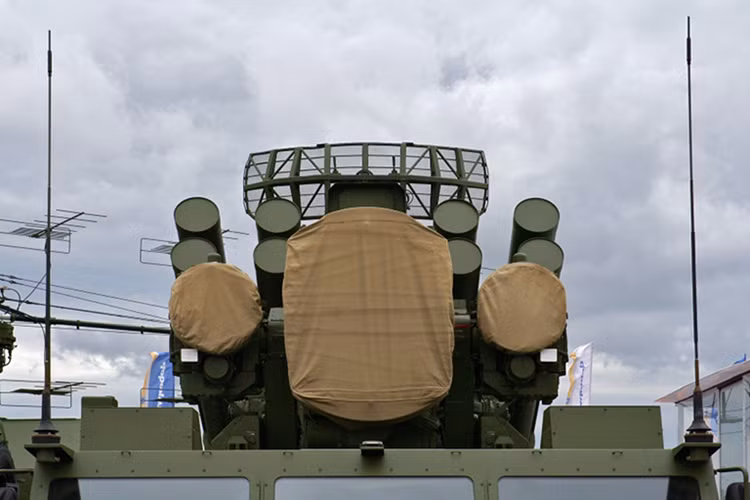 Toàn bộ tổ hợp chiến đấu của T38 “Stiletto” được đặt trên khung gầm đặc chủng MZTK-69222T với trọng lượng chiến đấu toàn tải khoảng 30 tấn và chỉ cần tới kíp vận hành 4 binh sĩ. Tổ hợp tên lửa phòng không di động này chỉ cần tới 5 phút để chuyển trạng thái sẵn sàng chiến đấu. Nguồn ảnh: defense-arab.