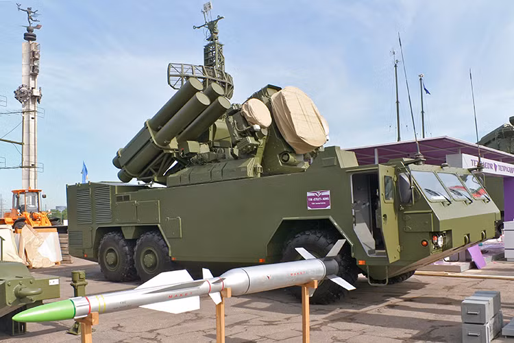 T38 “Stiletto” được phát triển dựa trên nền tảng tổ hợp tên lửa phòng không tầm thấp 9K33 Osa do Liên Xô chế tạo trước đây nhưng được nâng cấp để phù hợp hơn cho nhiệm vụ phòng không trong chiến tranh hiện đại. Nguồn ảnh: rbase.new-factoria.