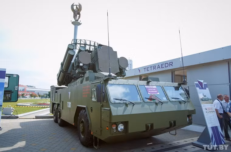 Một điểm đặc biệt nữa của tổ hợp T38 “Stiletto” là nó có thể tác chiến hoàn toàn độc lập hoặc theo một hệ thống phòng không liên hoàn tùy thuộc vào từng loại nhiệm vụ, bên cạnh đó tổ hợp phòng không này có thể hoạt động trong mọi loại điều kiện thời tiết và có sức đề kháng trước các biện pháp áp chế điện tử của đối phương. Nguồn ảnh: Armenpress.am.