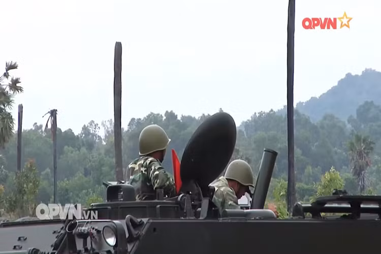 Trong thử nghiệm trên thực địa, tổ hợp cối tự hành 100mm trên xe bọc thép M113 đã thể hiện khả năng vượt địa hình vượt trội của mình nhất là khu vực địa hình nhiều kênh rạch, đồi dốc, cùng với đó là thời gian triển khai và thu hồi sau khi bắn nhanh hơn hẳn so với các khẩu đội cối 100mm thông thường. Nguồn ảnh: QPVN.