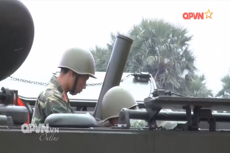 Bên cạnh đó, việc tích hợp cối 100mm lên trên xe bọc thép M113 còn giúp giảm biên chế trong mỗi khẩu đội cối, nâng cao tính ổn định của súng nên khả năng bắn trúng mục tiêu là rất cao. Nguồn ảnh: QPVN.
