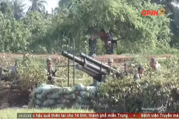 Trong tác chiến ở địa bàn nhiều kênh rạch như ở Quân khu 9, cơ động nhanh là một yêu cầu không dễ thực hiện, điều đó càng bất lợi khi phải mang vác vũ khí có kích thước lớn và trọng tải nặng như ở các đơn vị pháo binh. Nguồn ảnh: QPVN.