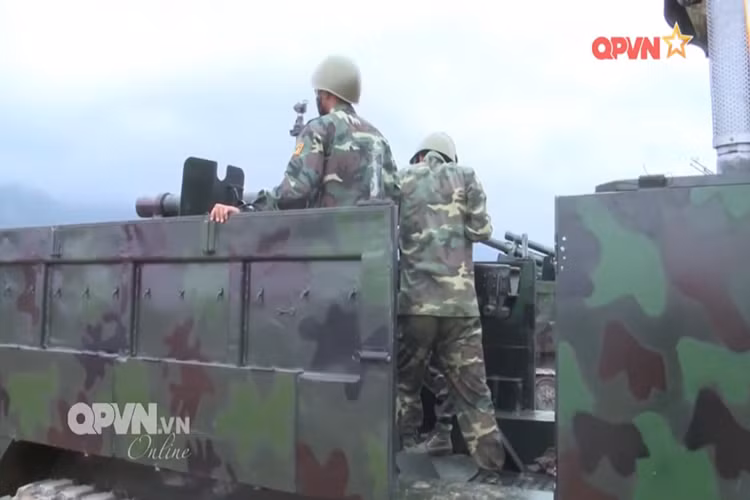 Dựa trên những thông tin hiện tại nhiều khả năng Quân khu 9 đã tích hợp thành công mẫu lựu pháo 105mm M2A1 lên trên khung gầm của M548 nhằm tăng tính cơ động của mẫu pháo này và bước đầu cho thấy bộ đôi trên hoạt động khá hiện quả trong diễn tập tác chiến. Nguồn ảnh: QPVN.