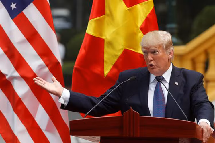 Theo đó trong bài phát biểu của mình tại Hà Nội, Tổng thống Mỹ Donald Trump đã chủ động quảng cáo khả năng đánh chặn tuyện vời của hệ thống tên lửa phòng không MIM-104 Patriot do nước này chế tạo. Khi các tên lửa Patriot của Saudi Arabia đánh chặn thành công tên lửa đạn đạo được phóng đi từ Yemen. Nguồn ảnh: Financial Express.
