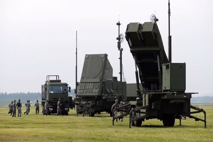 Mỗi tiểu đoàn Patriot PAC-3 được biên chế: 6 đại đội, mỗi đại đội biên chế 6 tổ hợp, một radar AN/MPQ-53, một trạm chỉ huy AN/MSQ-104. Hệ thống tên lửa phòng không này cho phép tiến hành tấn công bất kỳ mục tiêu nào trong phạm vi 170km, tầm bắn của tên lửa là từ 20-160km với các mục tiêu ở độ cao lên đến 20.000m. Nguồn ảnh: The Sun.