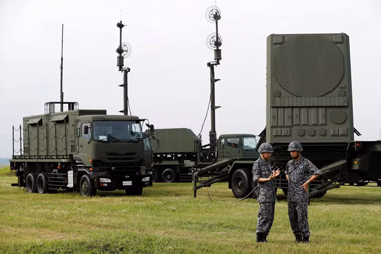 Radar điều khiển hỏa lực AN/MPQ-53/65 của Patriot PAC-3 có khả năng phát hiện, phân biệt mục tiêu trong môi trường nhiều khác nhau có tầm hoạt động 100 km, với khả năng phát hiện và theo dõi cùng lúc từ 90-125 mục tiêu, cung cấp dữ liệu hướng dẫn tên lửa tấn công đồng thời 6 mục tiêu cùng một lúc và có thể nhận dạng mục tiêu từ khoảng cách 35-50km. Nguồn ảnh: The Sun.