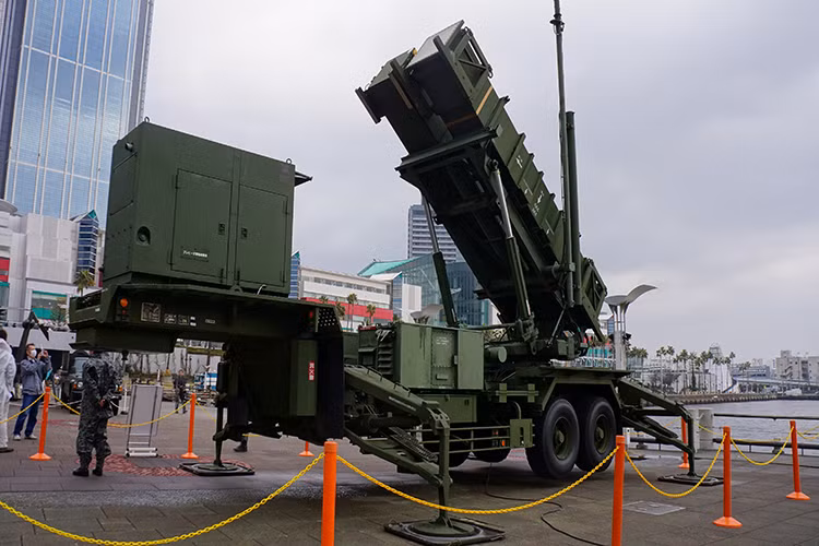 MIM-104 Patriot hiện tại là hệ thống tên lửa phòng không bán chạy nhất trên thị trường của Mỹ, khi nó được Washington xuất khẩu đến hơn 10 quốc gia và vùng lãnh thổ trên thế giới. MIM-104 Patriot còn khá quen thuộc ở khu vực châu Á khi đang được Quân đội Hàn Quốc và Lực lượng Phòng vệ Nhật Bản sử dụng chủ yếu là MIM-104F Patriot PAC-3. Nguồn ảnh: Wikimedia.