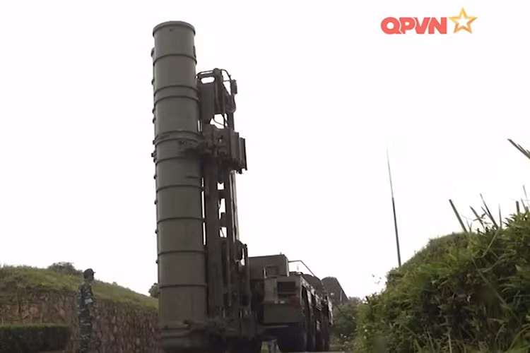 Do đó trong tương lai gần, chúng ta hoàn toàn có thể nghĩ tới phương án mua kèm một số hệ thống phòng thủ tên lửa do Mỹ chế tạo như Patriot PAC-3 MSE để phối hợp tác chiến cùng các loại do Nga sản xuất như cách mà Saudi Arabia đang làm khi họ hỏi mua cả THAAD lẫn S-400. Nguồn ảnh: QPVN.