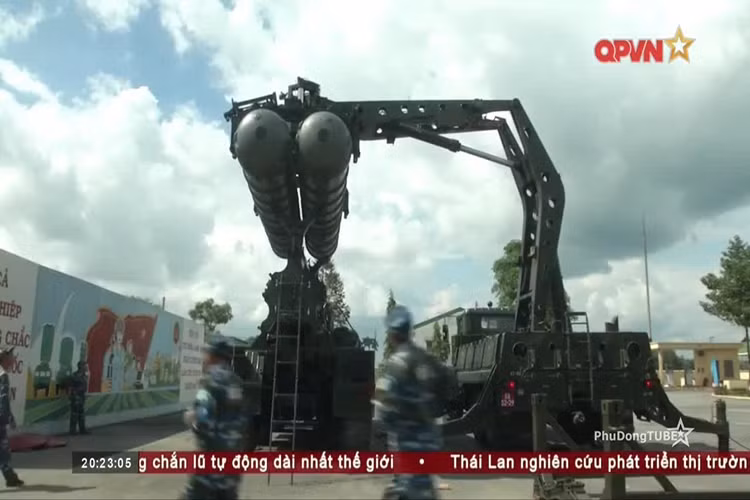 Việt Nam hiện nay vẫn chưa có hệ thống đánh chặn tên lửa đúng nghĩa, các tổ hợp phòng không S-300PMU-1 đã đưa vào biên chế hay S-400 có thể mua sắm trong tương lai thì vai trò chính vẫn là chống máy bay, khả năng chống tên lửa đạn đạo cũng ở mức tương đối. Nguồn ảnh: QPVN.