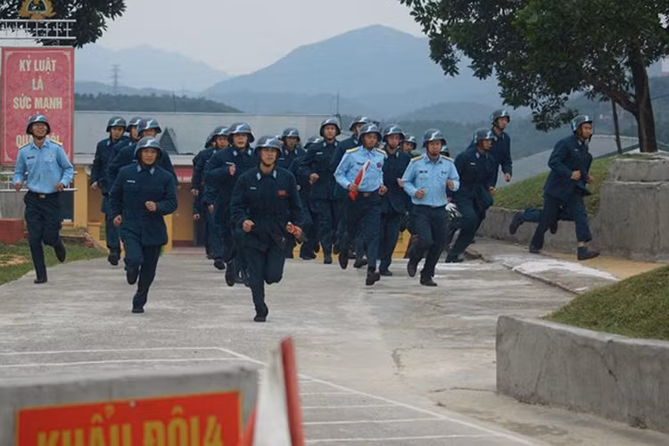 Năm 2017, đại đội đã duy trì nghiêm nề nếp chế độ trực ban sẵn sàng chiến đấu, các đợt trực sẵn sàng chiến đấu tăng cường. Trong 9 tháng đầu năm 2017, đơn vị đã nhận trực ban chiến đấu chính thức 3 tháng và đều hoàn thành tốt nhiệm vụ, đủ tiêu chuẩn “Đơn vị trực ban khá”. Ảnh: Đại đội 23 báo động chuyển cấp sẵn sàng chiến đấu.