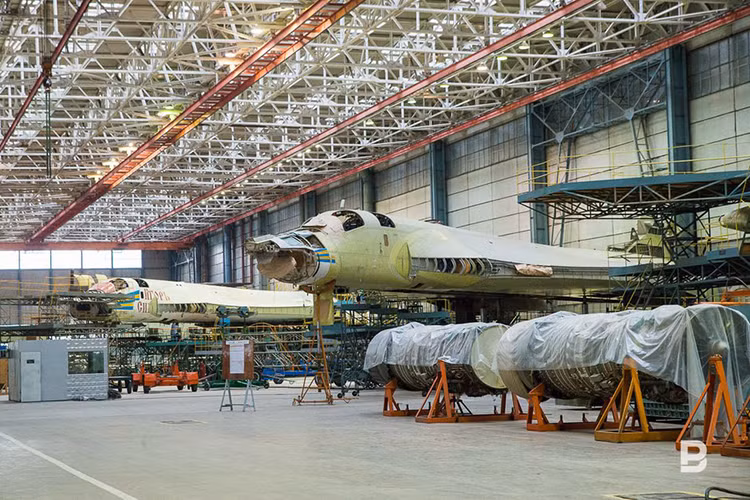 Còn khoang vũ khí của Tu-160 hiện tại có thể mang theo 40 tấn vũ khí các loại dành cho nhiều loại nhiệm vụ khác nhau từ bom thông dụng, bom dẫn đường, tên lửa hành trình cho đến cả vũ khí hạt nhân chiến thuật. Trong ảnh là một góc xưởng nâng cấp Tu-160 ở nhà máy Kazan. Nguồn ảnh: Maxim Platonov