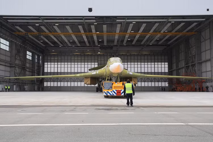 Chưa dừng lại đó kho vũ khí trên Tu-160M2 sẽ được mở rộng hơn người tiền nhiệm của mình cho phép nó có thể triển khai được nhiều loại vũ khí hơn với tải trọng lớn hơn trước. Chuyến bay thử nghiệm đầu tiên của nguyên mẫu Tu-160M2 dự kiến sẽ được thực hiện trong tháng 2 năm sau. Nguồn ảnh: UAC.