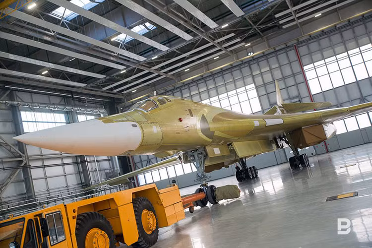 Bản thân Không quân Nga hiện tại đang được biên chế 16 chiếc Tu-160 tất cả đều là biến thể cũ và số máy bay này sẽ sớm được nâng cấp lên chuẩn Tu-160M2, bên cạnh đó Moscow còn tham vọng mở lại dây chuyền sản xuất Tu-160 như một biện pháp kéo dài thời gian phát triển mẫu máy bay ném bom chiến lược thế hệ tiếp theo của nước này. Nguồn ảnh: Maxim Platonov