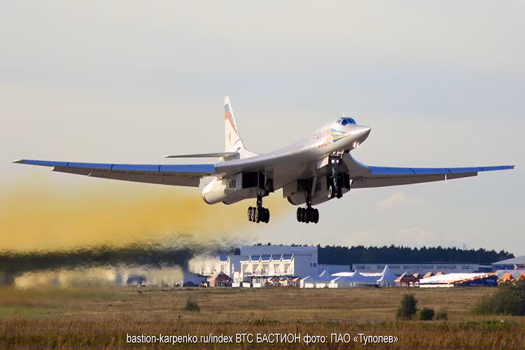Theo các chuyên gia phân tích quân sự việc Nga quyết tâm tái khởi động dây chuyền sản xuất Tu-160 cũng như nâng cấp đồng loạt Tu-160 hiện có, đã thể hiện rõ một phần trọng tâm trong chương trình hiện đại lực lượng không quân của nước này. Mặt khác cũng cho Không quân Nga thêm thời gian để phát triển chương trình máy bay ném bom PAK DA. Nguồn ảnh: MilitaryRussia.Ru.