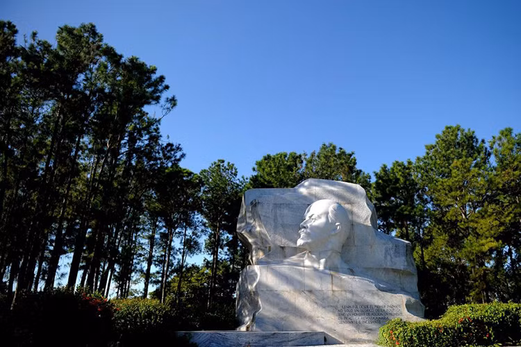 Tượng đài của lãnh tụ Vladimir Ilich Lenin người khai sinh ra nhà nước Xô-Viết tại một công viên cùng tên ở La Habana. Nguồn ảnh: Sputnik.
