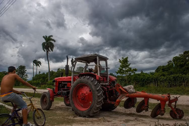 Một chiếc máy cày do Liên Xô chế tạo tại ngoại ô La Habana. Nguồn ảnh: Sputnik.