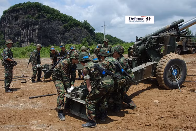 Về thiết kế cơ bản pháo kéo M114 155mm có trọng lượng khi hành quân là 5,8 tấn, khi chiến đấu là 5,6 tấn, chiều dài nòng 3,79m, cao 1,8m, rộng 2,43m khi hành quân. Và nó cần tới 11 binh sĩ để vận hành nhiều hơn ba thủ pháo so với M46.