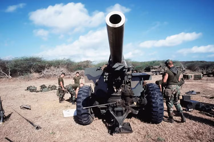 Dù có cỡ nòng lên tới 155mm, M114 có thể được xem là khẩu pháo có cỡ nòng lớn nhất của Việt Nam. Tuy nhiên xét về tầm bắn thì M114 thua xa M46 130m mẫu lựu pháo chủ lực của pháo binh Việt Nam, với tầm bắn lần lượt là 14.6km so với 27.5km (với đạn thông thường). Nguồn ảnh: GlobalSecurity.