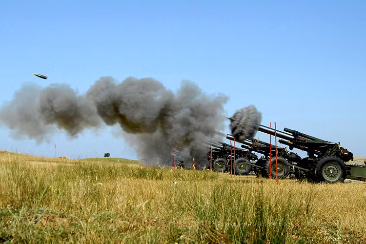 Về tốc độ bắn, pháo M114 có tốc độ bắn khá chậm 4 phát/phút trong điều kiện tác chiến thông thường và 40 phát/giờ với tầm bắn tối đa 14.6km, sơ tốc đầu đạn 563m/s. Sở dĩ M114 có tốc độ bắn chậm một phần do cơ cấu nạp đạn lỗi thời của nó, mặt khác trọng lượng của mỗi viên đạn pháo của M114 cũng không hề nhẹ lên đến hơn 40kg chưa kể liều phóng. Nguồn ảnh: TRMilitary.