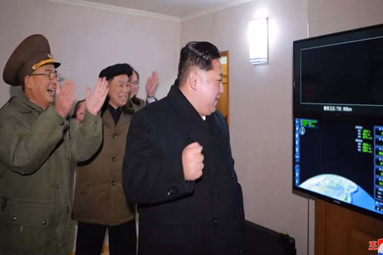 Chủ tịch Kim Jung Un vui mừng bên cạnh các tướng lĩnh và nhà khoa học Triều Tiêu sau khi phóng thành công tên lửa Hwasong-15 và đạt tới giới hạn độ cao mà nước này đề ra trước đó. Nguồn ảnh: Rodong Sinmun.