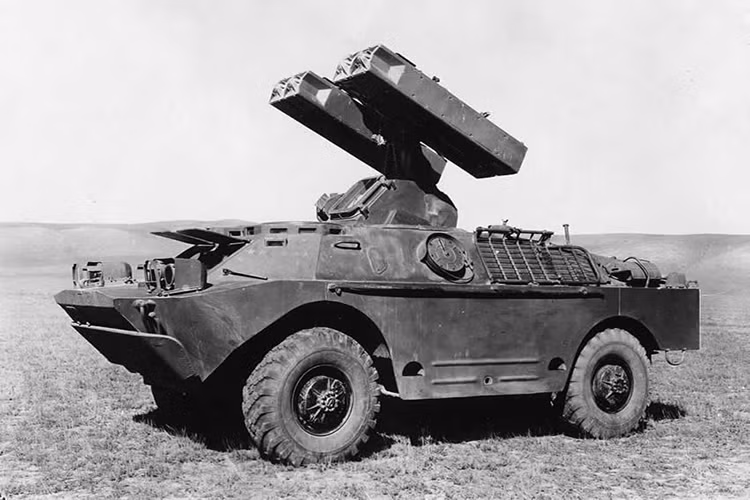 Radar 9S16 của SA-9 có ưu điểm là thu được sóng thụ động, giúp ẩn mình kỹ hơn trước các biện pháp trinh sát kỹ thuật và có thể bất ngờ “tặng” cho đối phương 2 quả tên lửa cùng lúc. Hiện nay SA-9 Gaskin đã bị thay thế vị trí trong đội hình phòng không của quân đội Nga bởi SA-13 hoàn thiện hơn. Nguồn ảnh: militaryrussia.ru.