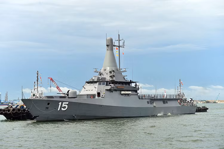 Quá trình thiết kế tàu tuần tra LMV có sự trợ giúp của tập đoàn SAAB Kockums AB, Thụy Điển. Tàu được thiết kế theo công nghệ tàng hình dựa trên nền tảng tự động hóa cao. Mức độ tự động hóa trên tàu là yêu cầu quan trọng nhằm phù hợp với nhân lực khan hiếm ở đảo quốc sư tử. Nguồn ảnh: Defence.
