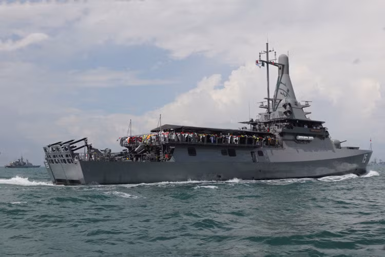 Tàu được trang bị 2 động cơ MTU 20V 4000 M93, công suất 5.770 mã lực/động cơ, tốc độ tối đa 27 hải lý/giờ, dự trữ hành trình 3.000 hải lý. Nguồn ảnh: Quill or Capture.