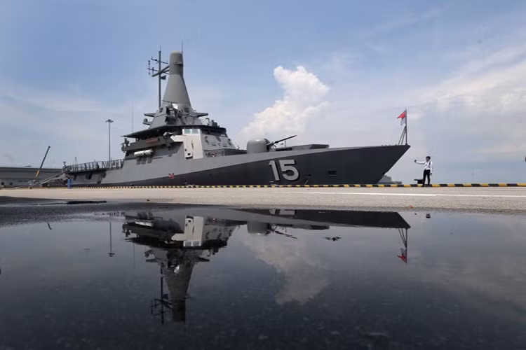 LMV còn được trang bị hệ thống chiến tranh điện tử STELOP 360. Tàu được vũ trang pháo hạm 76 mm, 2 trạm vũ khí điều khiển từ xa 12,7 mm, 1 pháo 25 mm điều khiển từ xa. 12 ống phóng thắng đứng chứa tên lửa phòng không tầm thấp Mica VL. Nguồn ảnh: News.