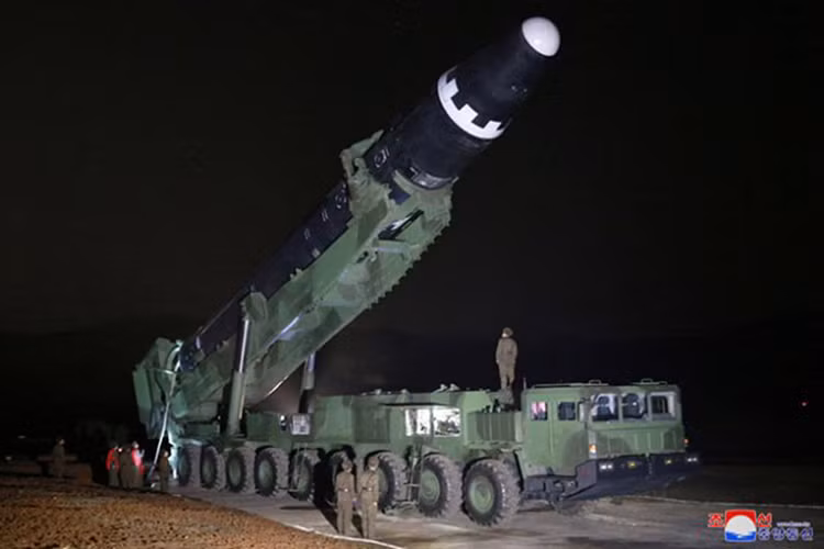 Hình ảnh tổ hợp phóng di động của Hwasong-15 được triển khai sẵn sàng cho lần phóng thử đầu tiên của mình hôm 29/11, với việc sử dụng các bệ phóng di động đặt trên các khung gầm đặc chủng ICBM của Triều Tiên sẽ có khả năng tác chiến cơ động hơn nhiều so các mẫu ICBM được triển khai trong bộ phóng ngầm từ silo. Nguồn ảnh: Rodong Sinmun.