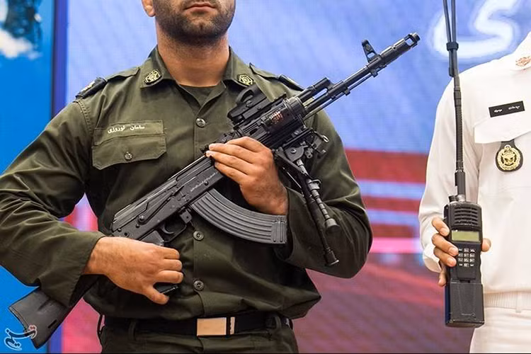 Với yêu cầu hiện đại hóa quân đội trong tình hình mới, biến thể AK-103M mới là một lựa chọn rất đáng để Việt Nam quan tâm giữa các dòng súng trường tấn công tiên tiến hiện nay, nhất là khi nó khá tương thích với nền tảng hậu cần của quân đội ta hiện tại. Nếu không muốn nói là có thể đưa vào trang bị số lượng lớn trong thời gian ngắn. Nguồn ảnh: topwar.ru.