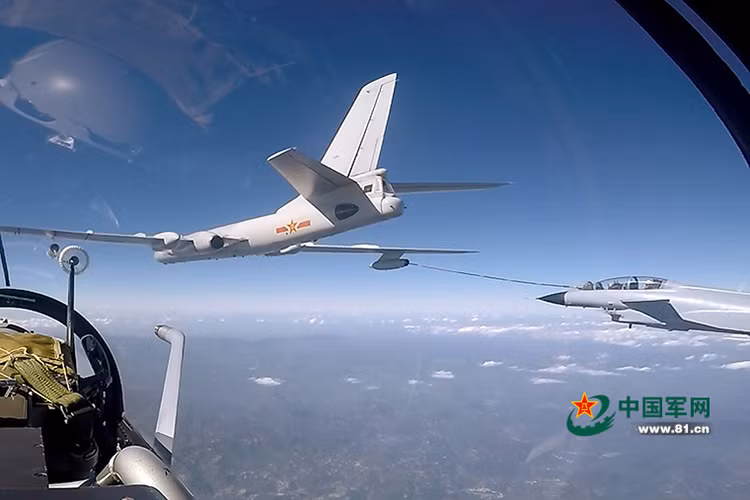 Ngoài ra ống bơm nhiên liệu của H-6 lại không tương thích với vòi nhận của Su-30 mà chỉ phù hợp với dòng chiến đấu cơ nội địa J-10 của Không quân Trung Quốc, khiến chiếc tiêm kích đa năng này phải trông chờ hoàn toàn vào lượng dầu mang trong thân. Nguồn ảnh: military.cn