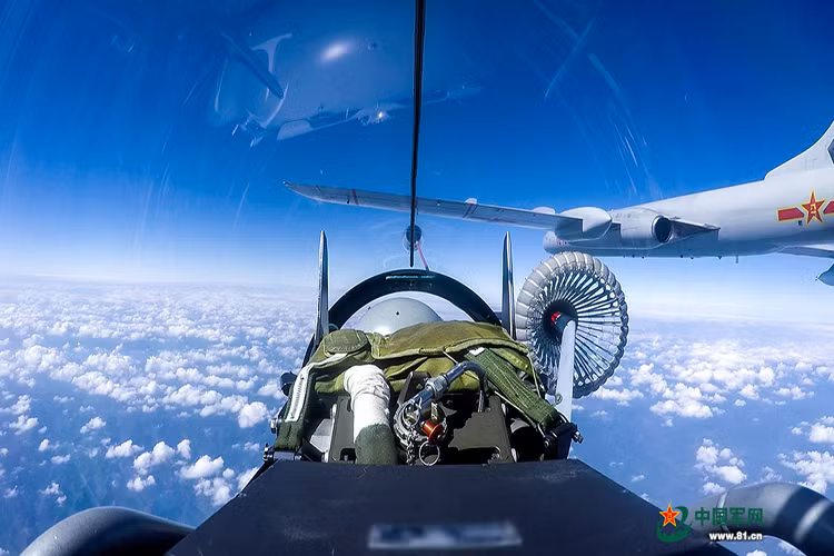 Số lượng đã ít nhưng năng lực của số HY-6 hoán cải công năng này cũng rất hạn chế, nó chỉ mang được tối đa 37 tấn nhiên liệu, lượng dầu có thể xuất ra vỏn vẹn 18,5 tấn. Trong mỗi lần thực hiện thao tác tiếp tế, nó chỉ tái nạp được cho tối đa 6 máy bay, không đủ để hỗ trợ tiêm kích hoạt động tác chiến tầm xa trên khu vực rộng lớn. Nguồn ảnh: People's Daily.