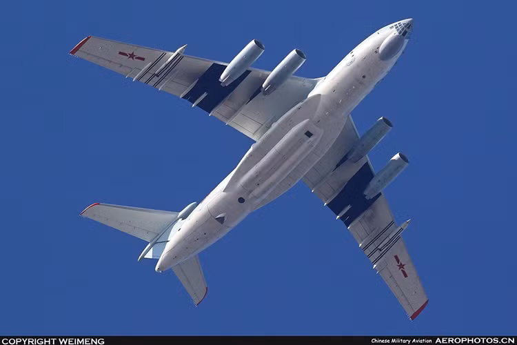 Giải pháp mua lại Il-78 có thể xem như là cách tốt nhất đối với Trung Quốc trong thời điểm này. Il-78 có 2 bồn chứa nhiên liệu kim loại bố trí trong thân có thể tháo rời, hai bên cánh cùng với phía trái của đuôi có thêm bồn chứa dạng pod, có thể cùng lúc tiếp nhiên liệu cho 3 máy bay tiêm kích hạng nặng. Nguồn ảnh:Aerophotos.cn.