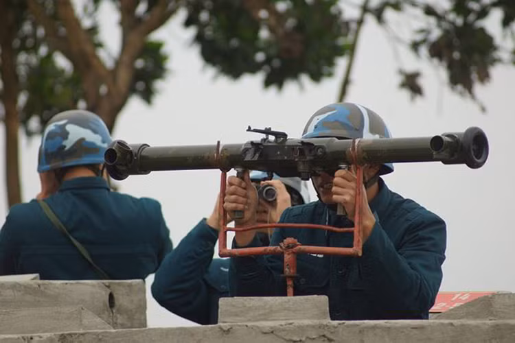 Binh nhất Lương Văn Nam, chiến sĩ đo xa đang xác định cự ly mục tiêu.