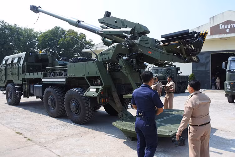 Bên cạnh đó, một sản phẩm các đến từ Israel có tính năng kỹ chiến thuật tương tự CAESAR chính là pháo tự hành ATMOS 2000 đã có mặt tại khu vực Đông Nam Á. Đối tác Do Thái luôn tỏ ra là người dễ chịu, sẵn sàng đáp ứng mọi yêu cầu từ khách hàng kể cả cung cấp công nghệ phục vụ sản xuất trong nước. Nguồn ảnh: DFNS.net.