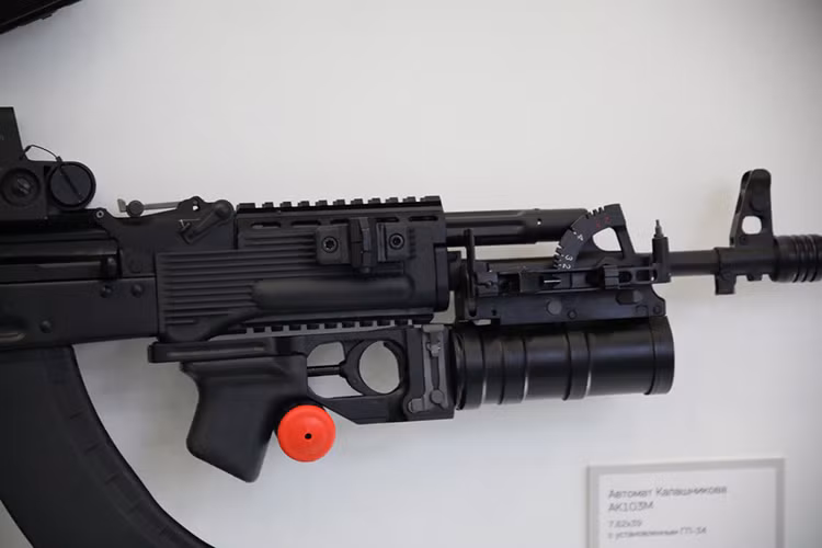 Về vũ khí mở rộng trên AK-103M, nó vẫn được trang bị súng phóng lựu 40mm GP-34 hoặc lưỡi lê dạng dao tháo rời. Hộp tiếp đạn tiêu chuẩn của AK-103M vẫn 30 viên. Mẫu đạn tiêu chuẩn được sử dụng trên AK-103M là 7,62x39mm khá phổ biến trên thị trường vũ khí thế giới, cho phép bắn được cả đạn xuyên giáp Nguồn ảnh: