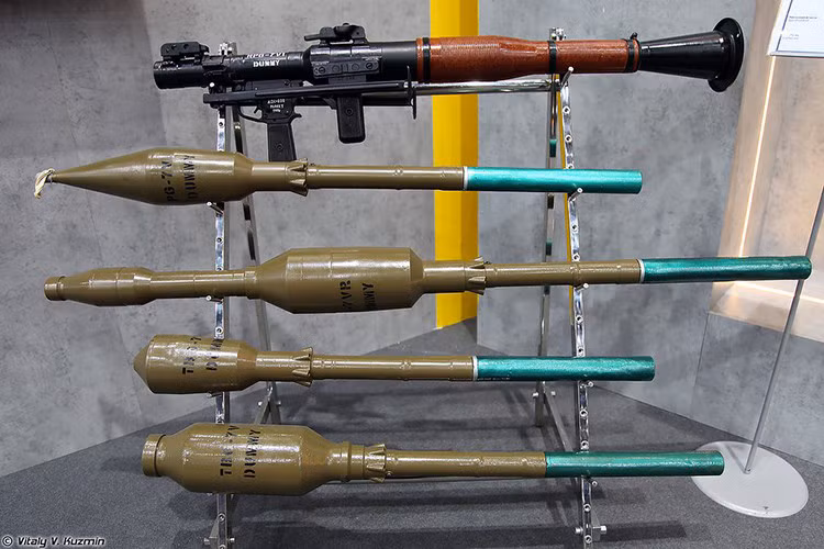 RPG-7 kể cả với đạn lõm PG-7VM, PG-7VL, hay đặc biệt là đạn nhiệt áp TBG-7V sẽ dễ dàng xé nát mọi chướng ngại vật trên đường tiến quân một cách cực kỳ hiệu quả, sự gọn gàng của khẩu súng này cũng giúp cho chiến sĩ dễ dàng mang nó theo vào những nơi mà xe thiết giáp yểm trợ hỏa lực LAV-300 không thể có mặt. Nguồn ảnh: Vitaly Kuzmin.
