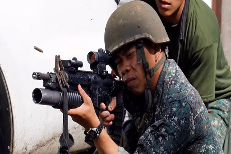 Hỏa lực cá nhân mạnh nhất của binh lính Philippines chỉ là những khẩu súng phóng lựu M203 cỡ 40 mm gắn dưới nòng súng trường tấn công M16, như vậy là chưa thể đủ để xuyên thủng bức tường "công sự" phía đối phương. Nguồn ảnh: longroom.com.