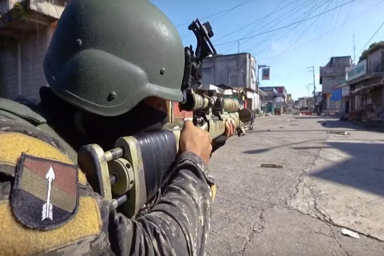 Đối đầu với các chiến binh cực đoan cố thủ trong "công sự" vững chắc chính là những tòa nhà, con phố, binh lính Philippines thiếu hẳn sự yểm trợ hỏa lực cần thiết khi họ không có trong tay một chiếc xe tăng chiến đấu chủ lực nào, bên cạnh đó không quân cũng khó mà yểm trợ vì cự ly hai bên quá gần nhau, đồng thời sở hữu quá ít vũ khí dẫn đường chính xác. Nguồn ảnh: Funker530.