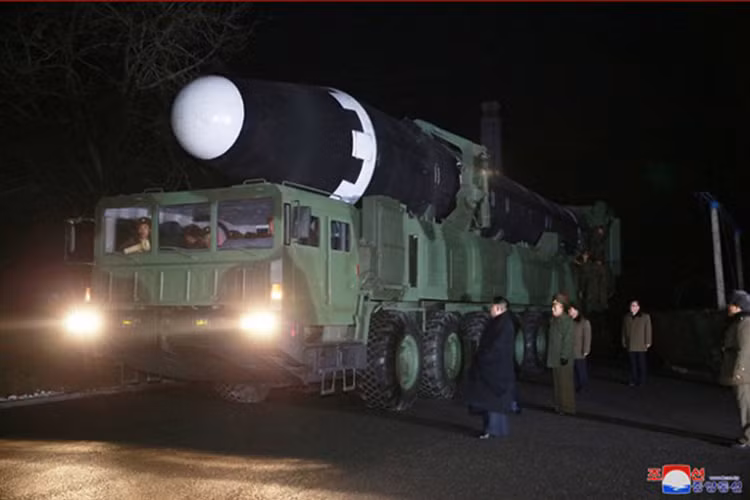 Theo tuyên bố thông tin được các hãng thống tấn lớn của Triều Tiên đăng tải, nước này xem Hwasong-15 là đích đến cuối cùng cho chương trình phát triển tên lửa của Bình Nhưỡng và là mẫu ICBM mạnh nhất từ trước tới nay của Triều Tiên. Nguồn ảnh: Rodong Sinmun.