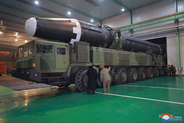 Hiện tại Triều Tiên vẫn chưa công bố chi tiết thông số kỹ thuật của Hwasong-15 nhưng với những gì mà mẫu ICBM này thể hiện hôm 29/11 ít nhiều đã cho thấy được sự tiến bộ vượt bậc của chương trình phát triển tên lửa Triều Tiên. Nguồn ảnh: Rodong Sinmun.